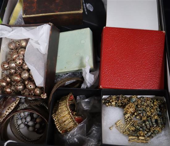 A quantity of assorted costume jewellery.